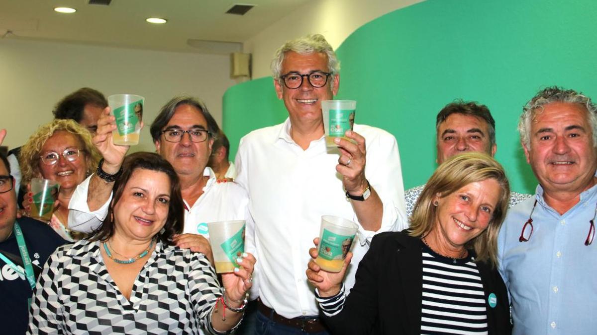 El portavoz municipal de Junts, Jordi Sendra (centro), brindando con la concejal que abandona el grupo, Elvira Vidal (derecha).