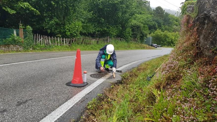 Un operario ayer en la carretera provincial, mientras hoy se espera el despliegue de maquinaria. |  G.N.