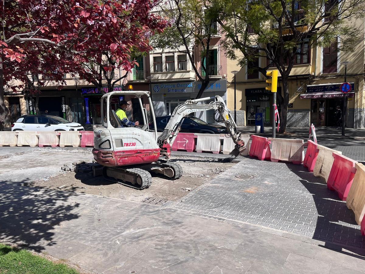 Obras de reparación del pavimento en la plaza de las Columnas de Palma