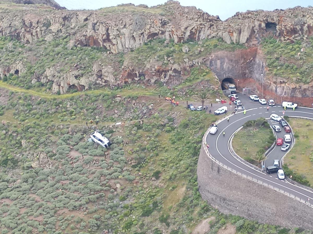 Una persona ha muerto y otras 14 han resultado heridas, tres de ellas graves, al precipitarse un autobús de turistas extranjeros por un terraplén en una carretera de San Sebastián de La Gomera, según el primer balance que facilita el 112 de Canarias. Imagen del accidente facilitada por el 112 de Canarias. EFE SOLO USO EDITORIAL/SOLO DISPONIBLE PARA ILUSTRAR LA NOTICIA QUE ACOMPAÑA (CRÉDITO OBLIGATORIO). añade texto