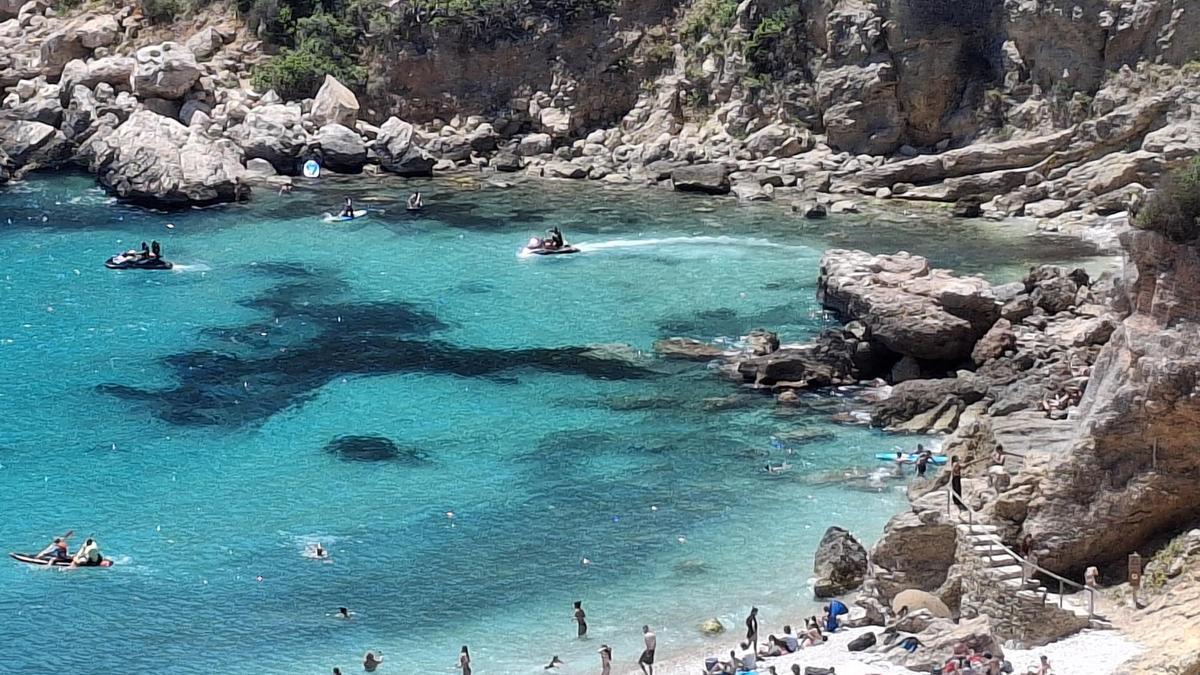 Motos de agua entran en la zona de baño de la cala de la Granadella