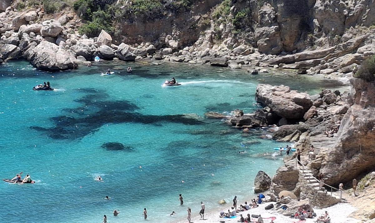 Motos de agua entran en la zona de baño de la cala de la Granadella