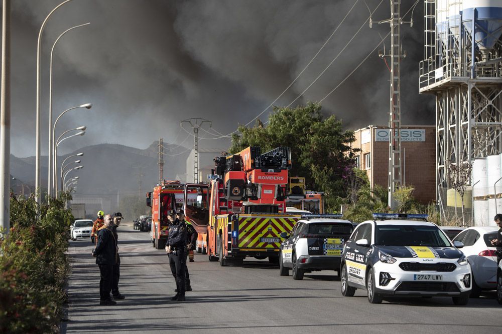 Así ha sido el tremendo incendio que ha arrasado una nave industrial en el Port de Sagunt