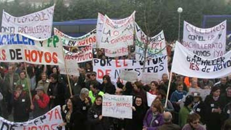 1.600 personas reivindican la ampliación del instituto de Hoyos