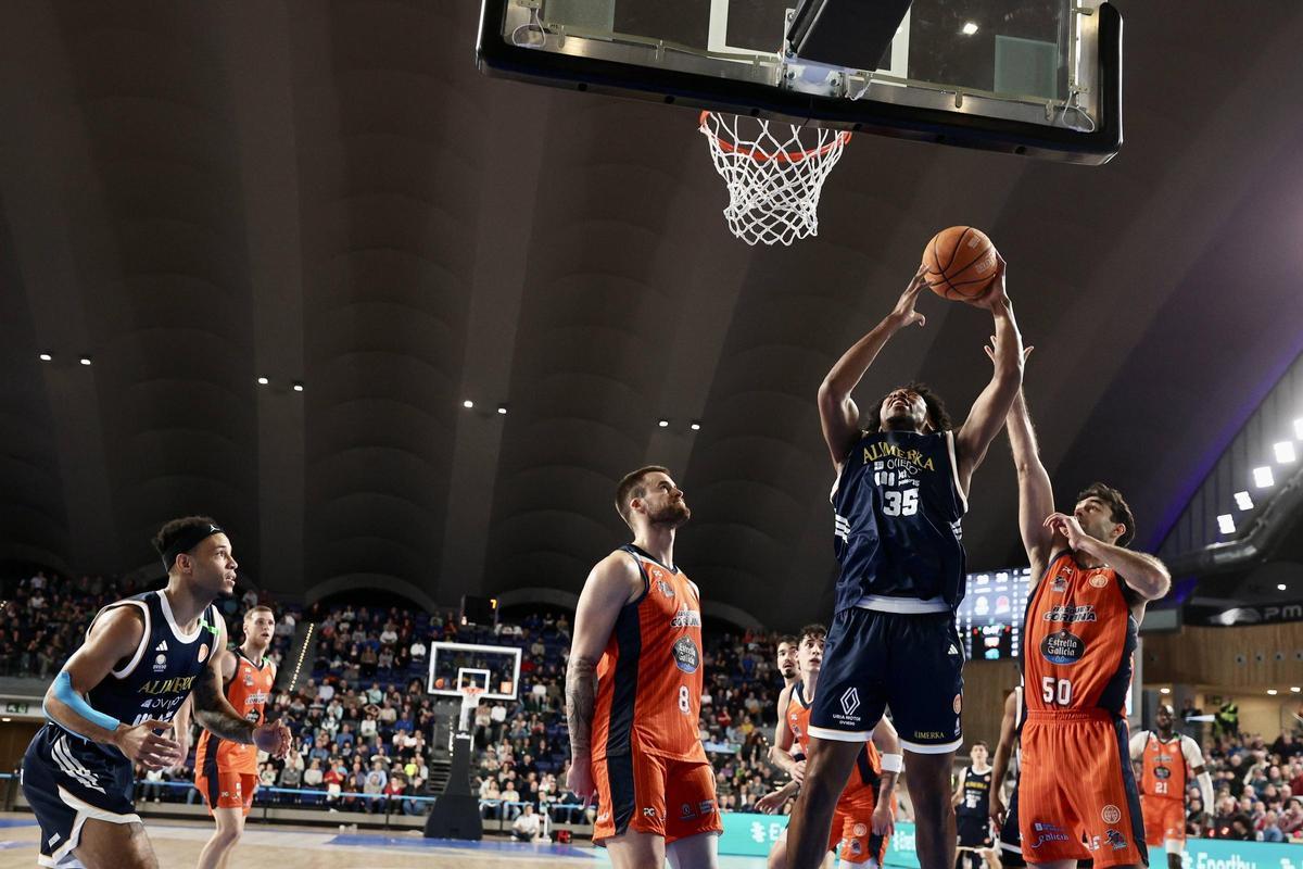 Todas las imágenes del Alimerka Oviedo Baloncesto-Leyma Coruña disputado en el Palacio de los Deportes (84-89)