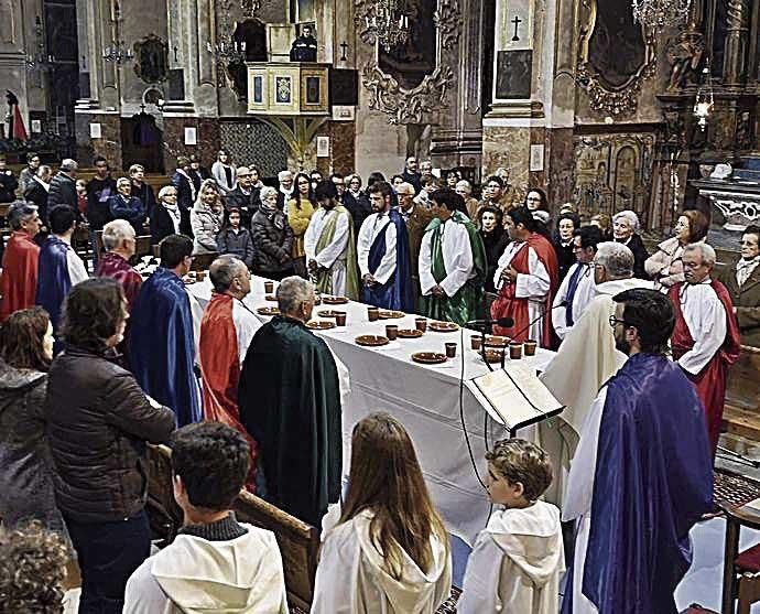Porreres: la celebración comenzó con la Misa de la Santa Cena con el lavatorio de pies a los miembros de la cofradía de los Apóstoles. después todas la cofradías iniciaron la procesión.