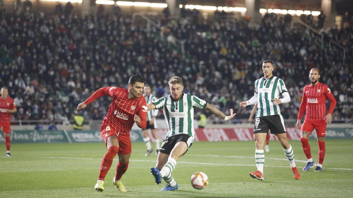 Antonio Casas controla el balón en el área del Sevilla.