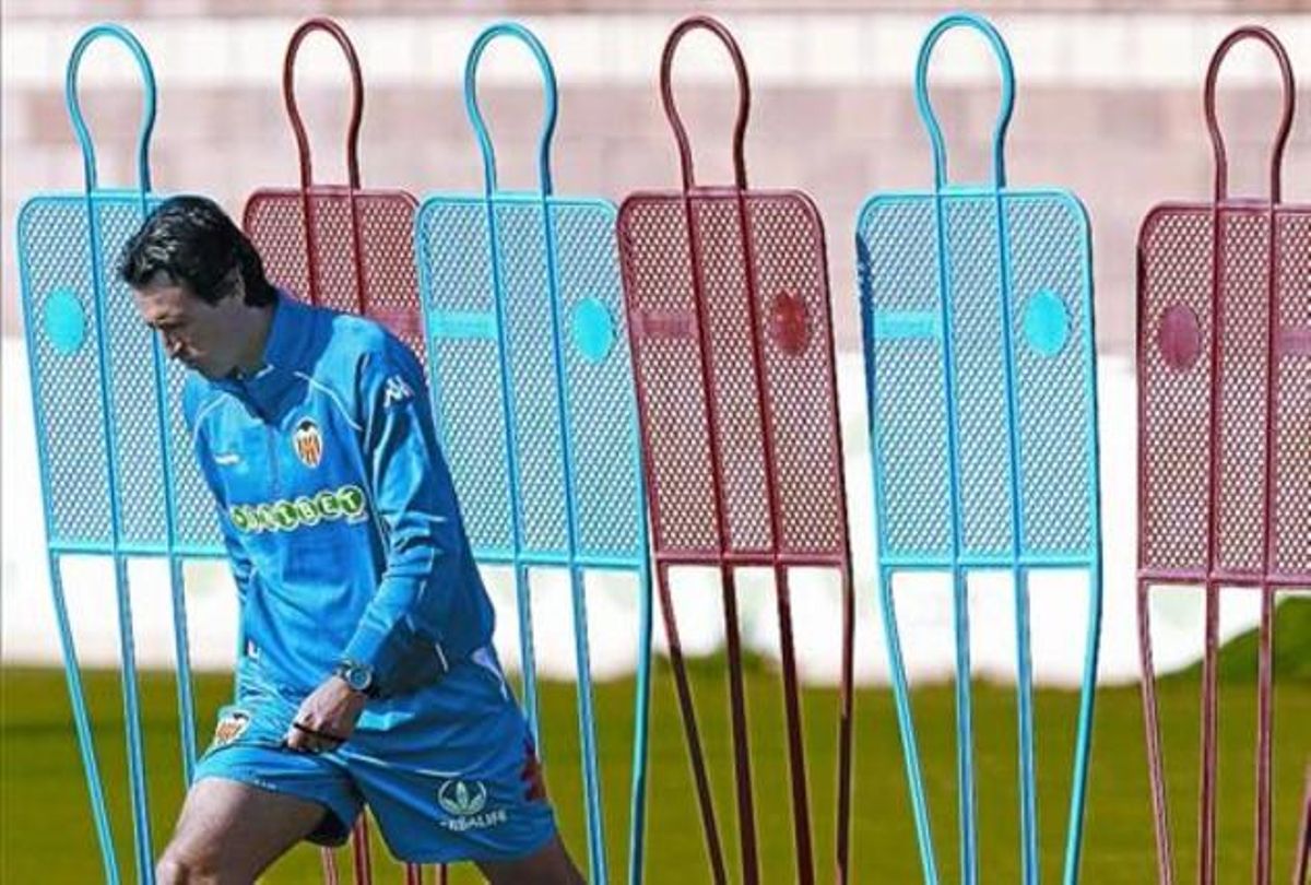 Unai Emery, en l’entrenament d’ahir del València a la ciutat esportiva de Paterna. Unai Emery, en l’entrenament d’ahir del València a la ciutat esportiva de Paterna.