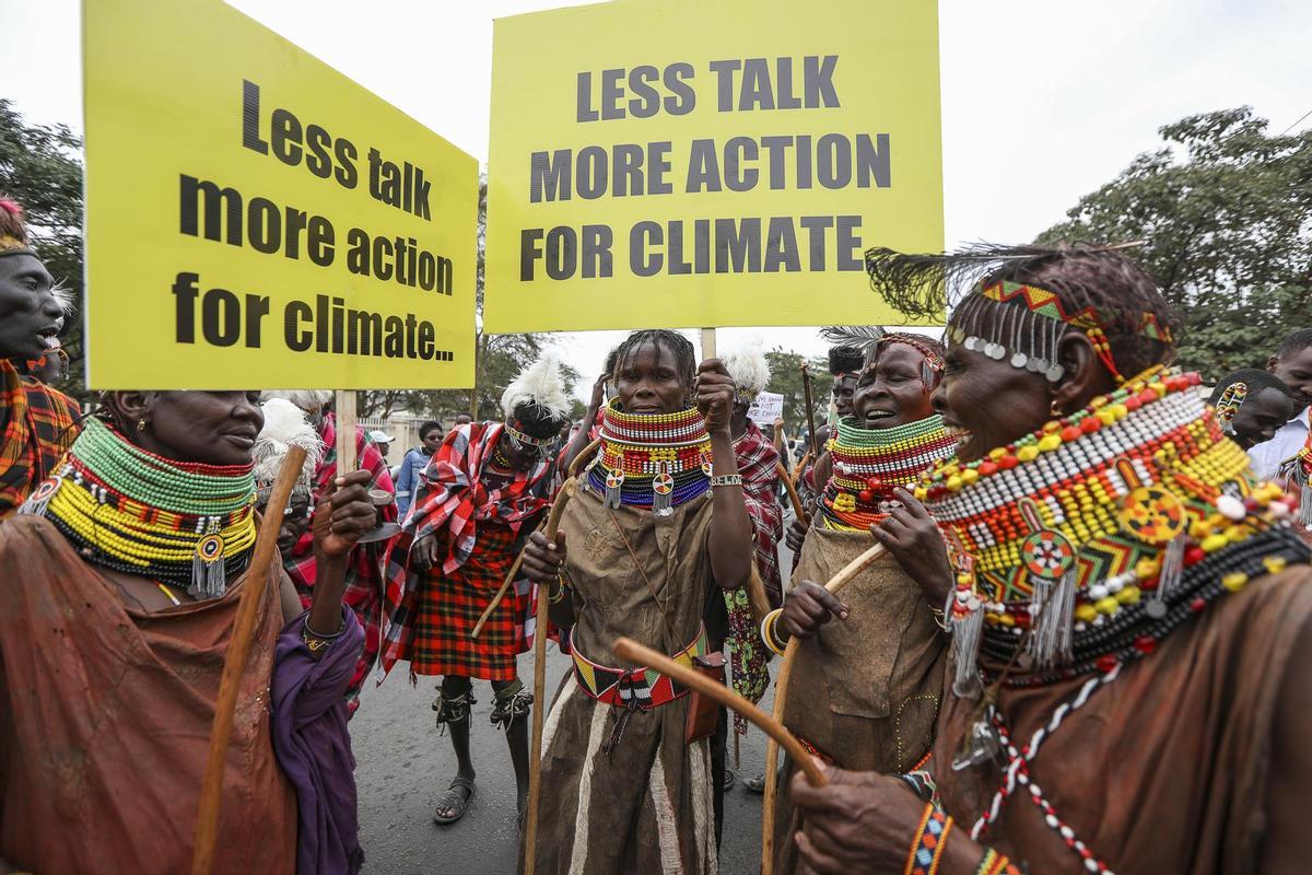 Pastores de la comunidad de Turkana, en Kenia, afectados por sequías protestan frente a la sede de la Cumbre el Clima de África (ACS23) en Nairobi.