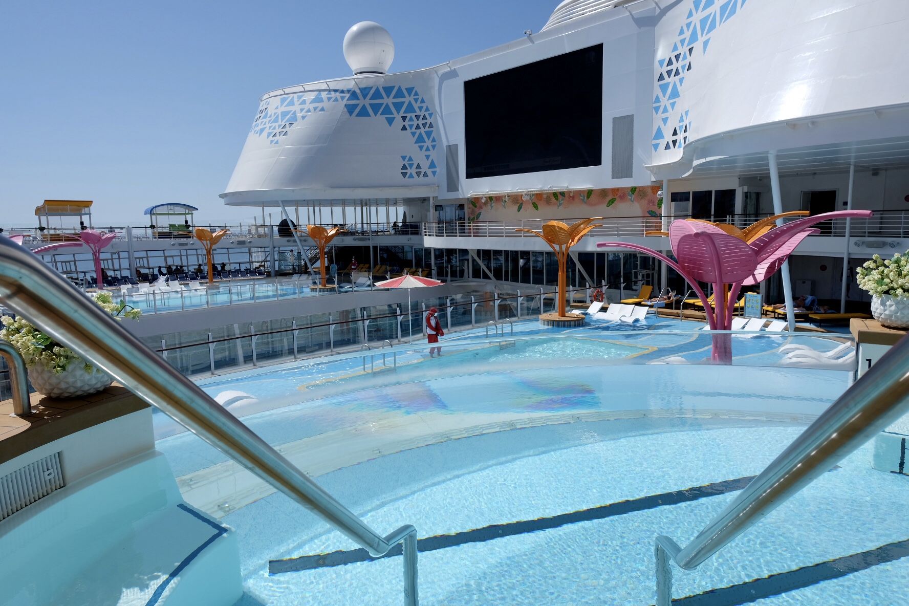 El 'Wonder of the seas', el crucero más grande del mundo, en el puerto de Málaga