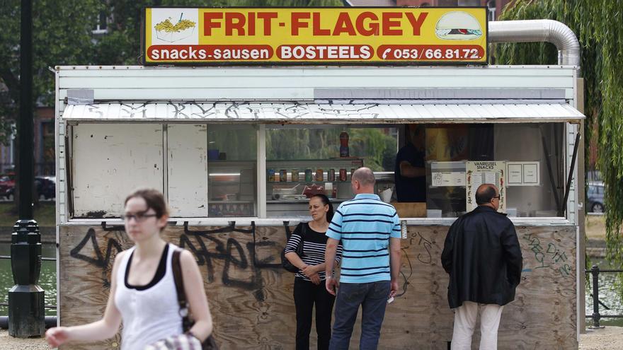 La gente hace cola frente a Frit-Flagey, un popular puesto de patatas fritas en Bruselas.