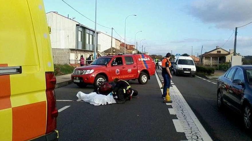 El motorista quedó tendido en la calzada tras el impacto. // M. Muñiz