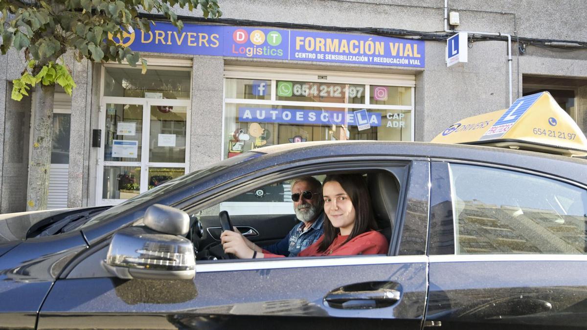 El permiso de conducción automático gana adeptos en A Coruña entre los extranjeros que deben obtener la licencia en España: "Lo veo más fácil, con cambios iba a complicarme"