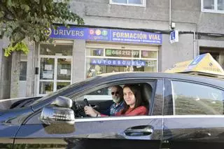 El permiso de conducción automático gana adeptos en A Coruña entre los extranjeros que deben obtener la licencia en España: "Lo veo más fácil, con cambios iba a complicarme"
