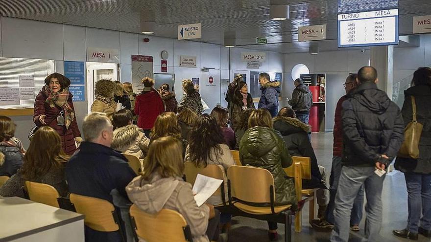 Los funcionarios escenificaron ayer el posible colapso del Registro Civli tras la huelga. // Brais Lorenzo