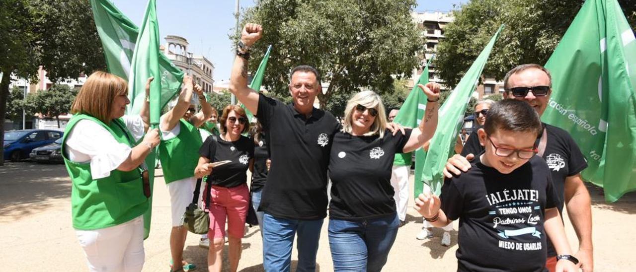 El camionero Juan Pérez y su equipo, a su llegada a la ciudad de Córdoba, penúltima parada en su ruta hasta Iznájar.