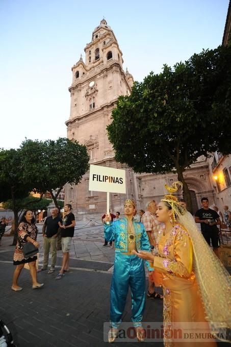 La Antorcha de la Amistad y el Moneo brillan en colores con motivo de este Festival Internacional de Folclore