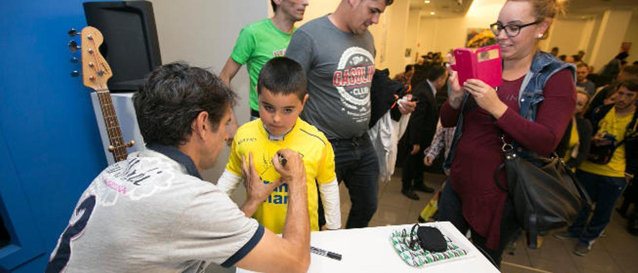 Juan Carlos Valerón firma la camiseta del joven Sullivan Pérez.