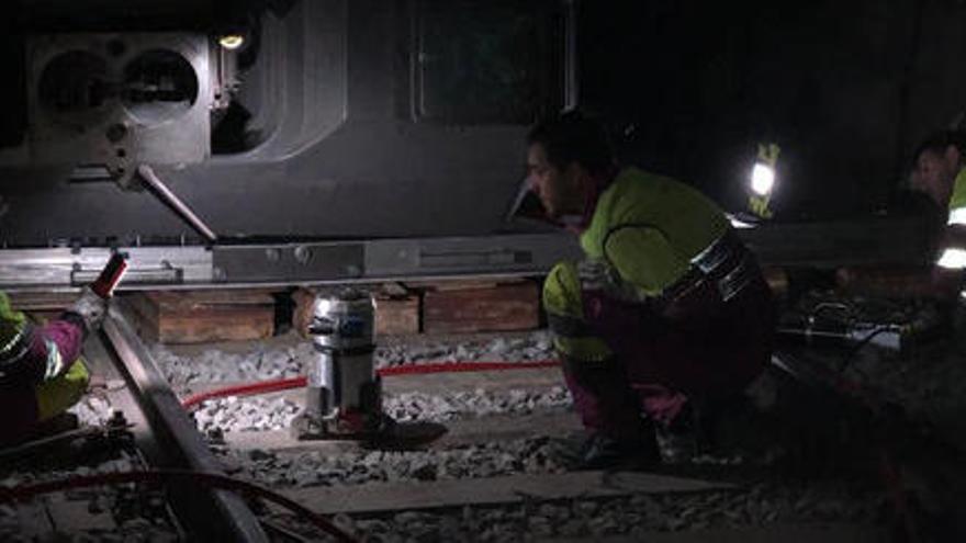 Un operari analitza el comboi accidentat al túnel de Toses