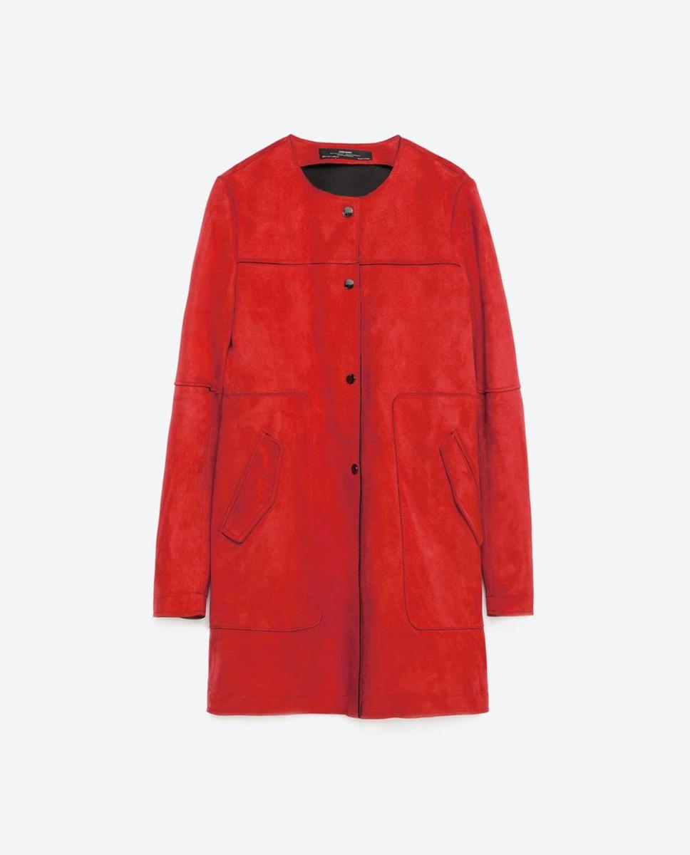 Abrigo rojo efecto ante, Zara (59,95€)