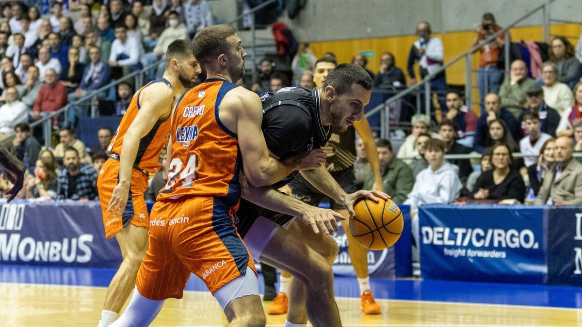 Joe Cremo defiende el posteo de Dejan Kravic.