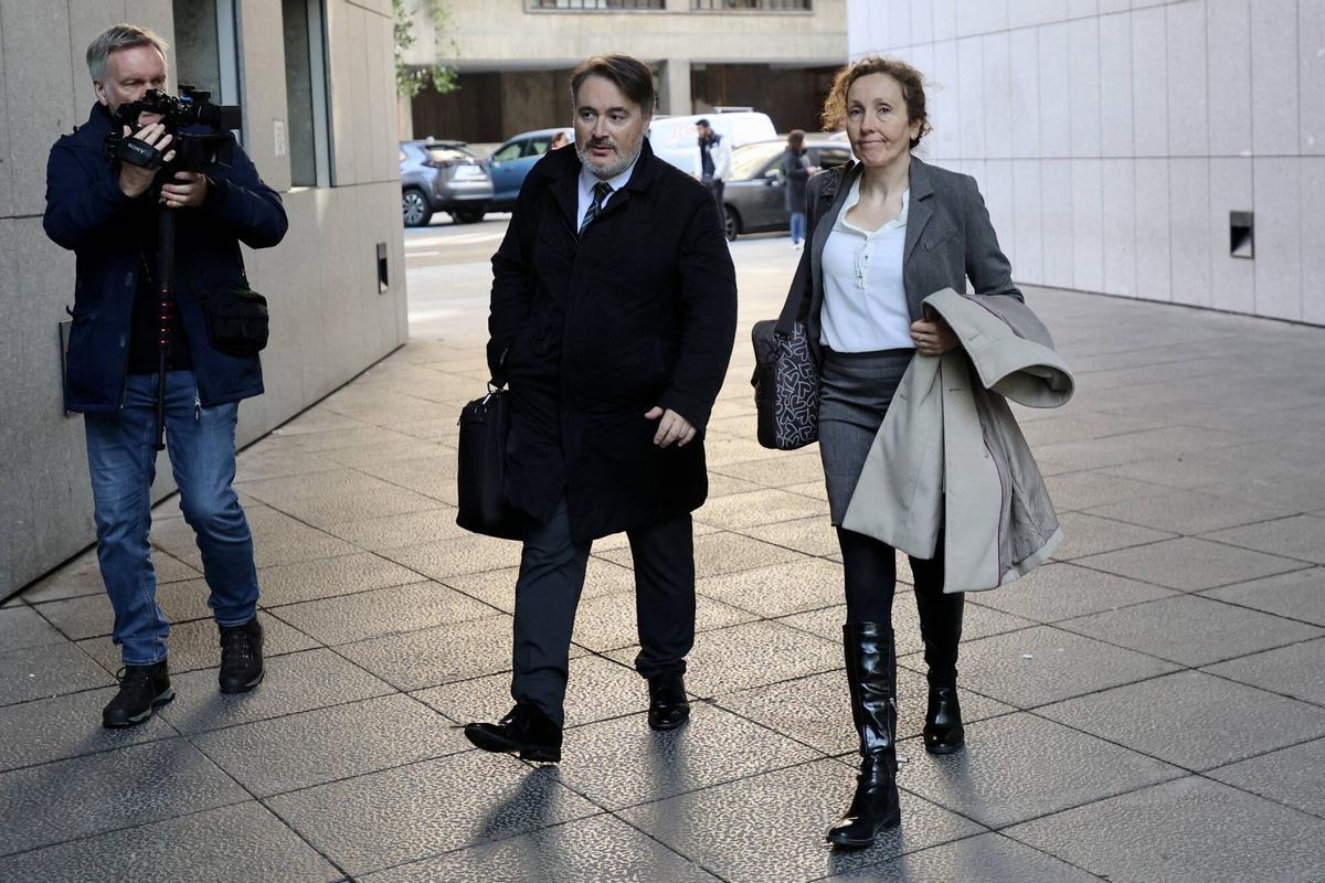 Los abogados defensores llegando a la Audiencia Provincial.
