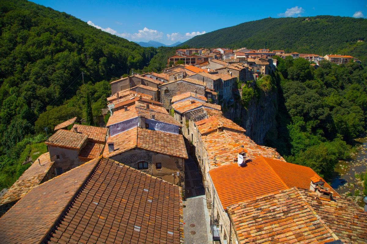 Los tejados rojizos de Castellfollit de la Roca (Girona)