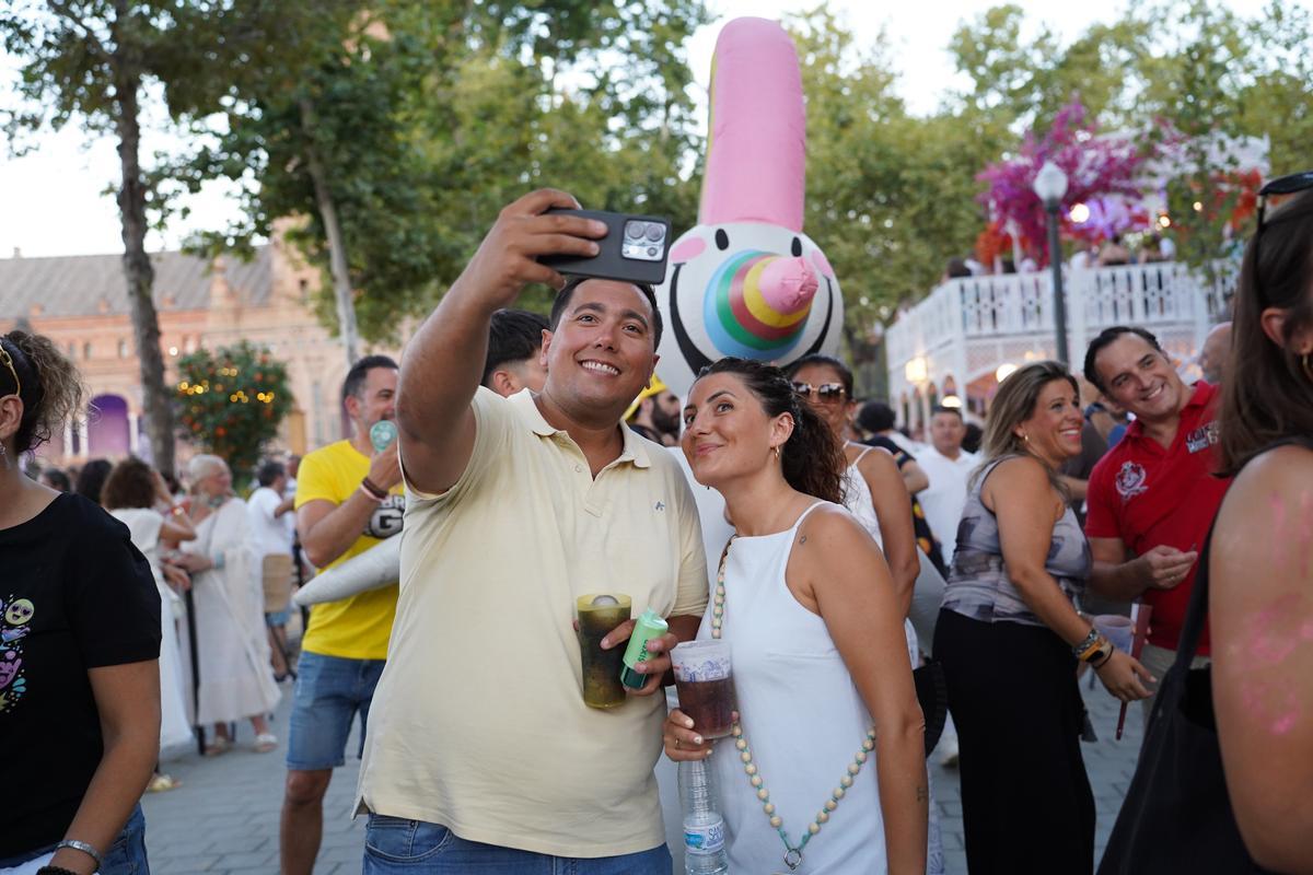 ¿Estuviste en el concierto de Hombres G en Icónica Santalucía Sevilla Fest? ¡Búscate en nuestra fotogalería!