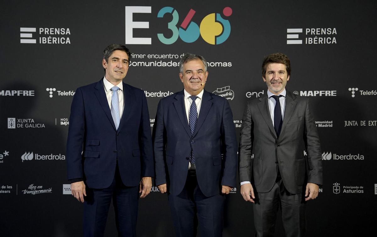 Andrés Sánchez, director general de Prensa Ibérica en la Comunidad Valenciana, Murcia y Andalucía, junto a Juan María Vázquez Rojas, consejero de Medio Ambiente de la Región de Murcia, y Sergi Guillot, director general de Prensa Ibérica