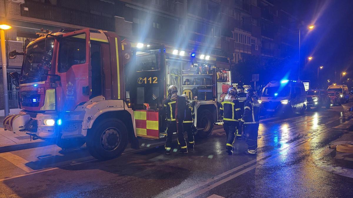 Operativos de SUMMA 112 y de Bomberos de la Comunidad de Madrid desplegados ante el incendio de una vivienda en Leganés.