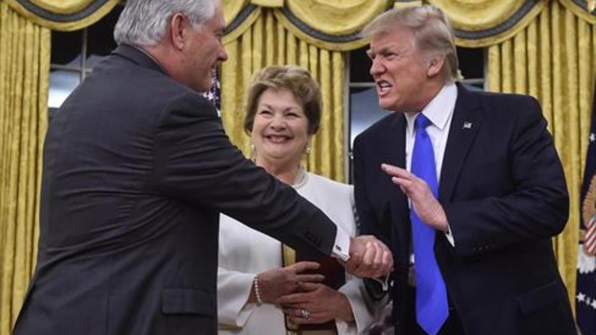 Trump y Rex Tillerson, nuevo secretario de Estado, junto a su esposa.