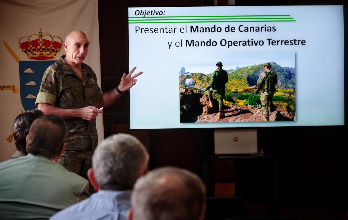 Alfonso Pardo, jefe del Estado Mayor del Mando de Canarias, en el encuentro con los medios en la Capitanía General en Santa Cruz de Tenerife.