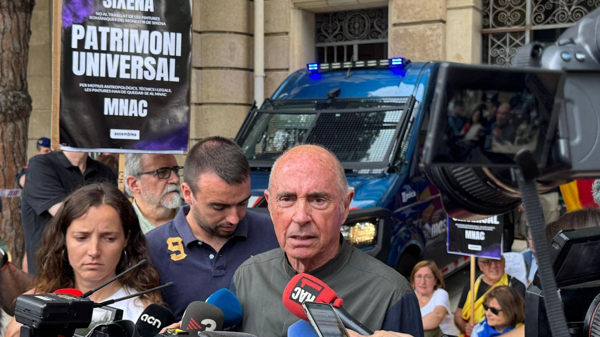 Lluís Llach en la protesta de esta mañana.