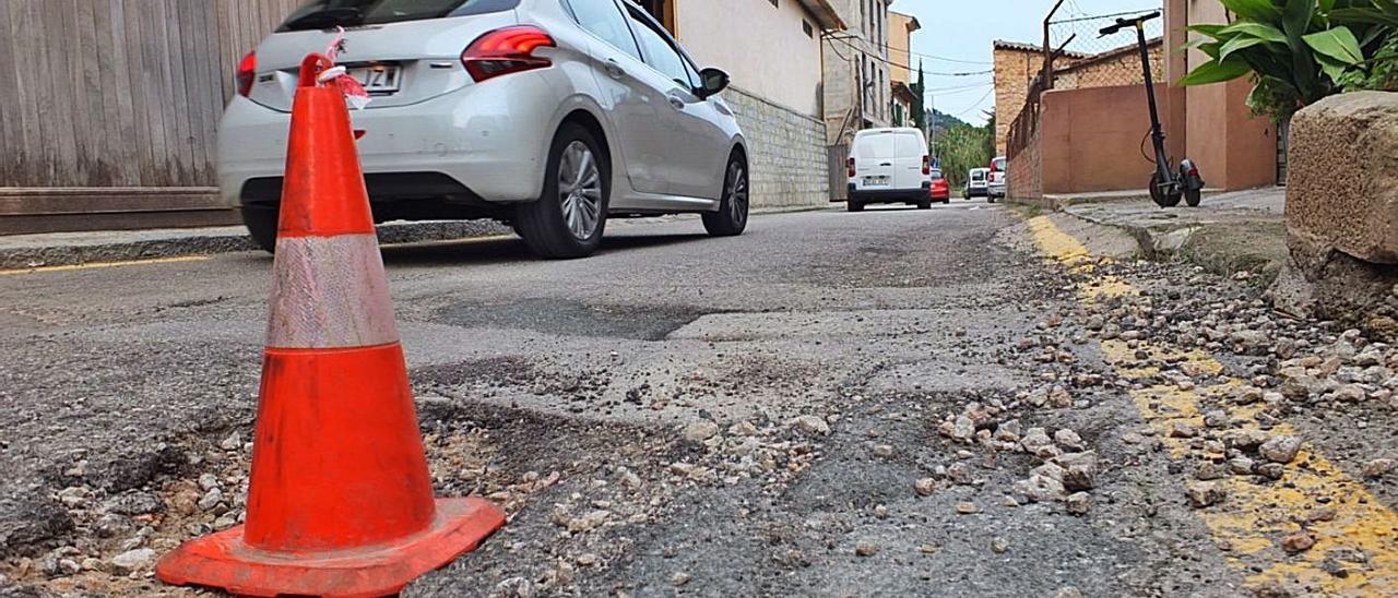 Numerosas calles del municipio presentan baches por el mal estado del asfalto.