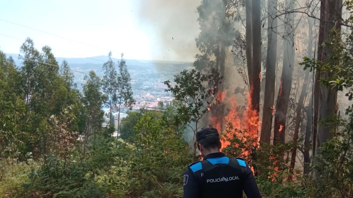 Efectivos luchando contra el fuego en A Caeira.