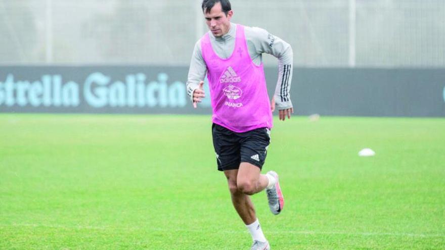 Agusto Solari, durante el entrenamiento vespertino de ayer en la ciudad deportiva. |  // RC CELTA