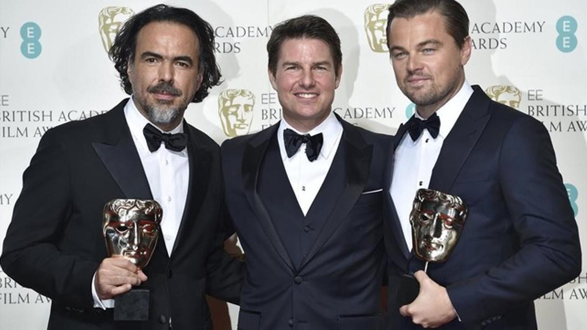 Alejandro González Iñárritu (izquierda) y Leonardo DiCaprio (derecha), junto a Tom Cruise, presentador de la ceremonia en que fueron galardonados con los premios BAFTA, en Londres, el 14 de febrero.