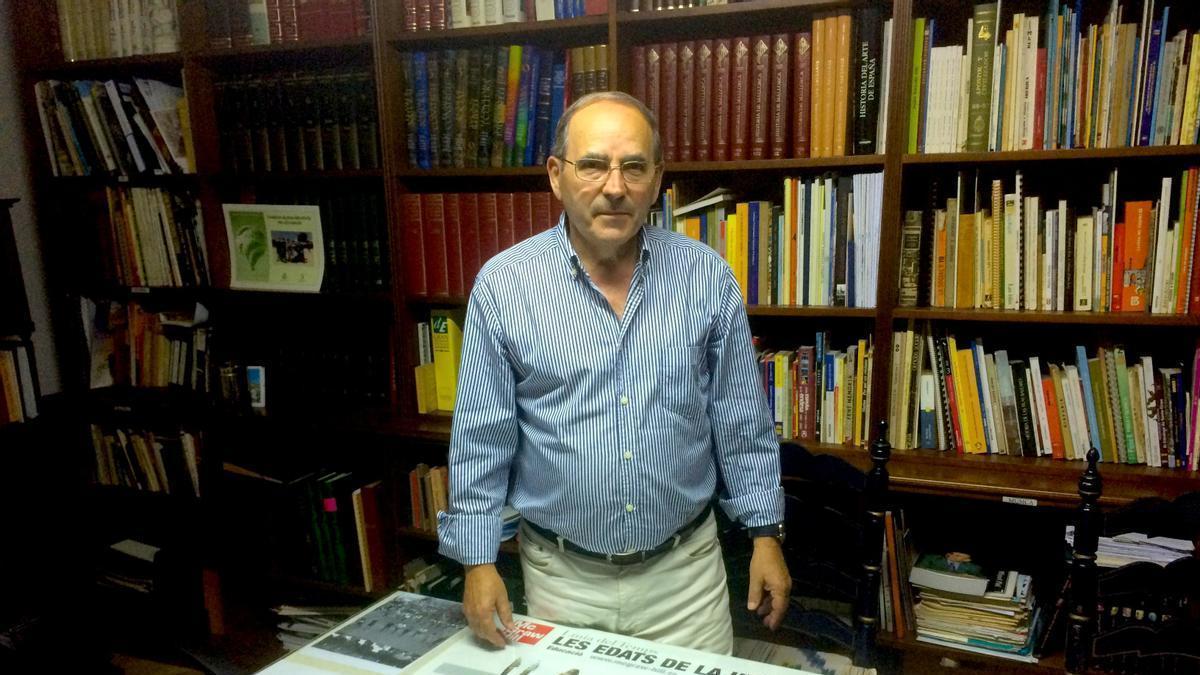 Joan Barceló, enrevoltat de llibres.