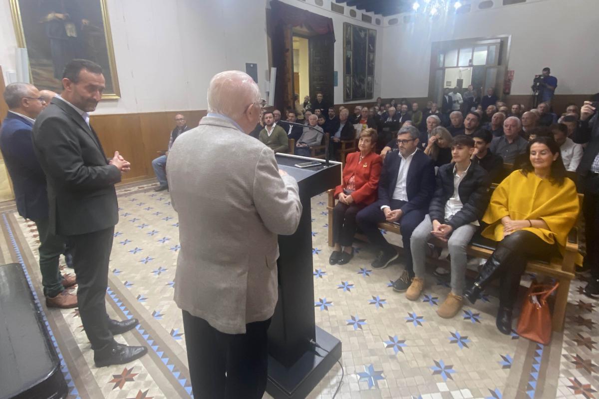 Gambín presenta su libro del Centenario del Elche rodeado de leyendas y expresidentes Gambín presenta su libro del Centenario del Elche rodeado de leyendas y expresidentes