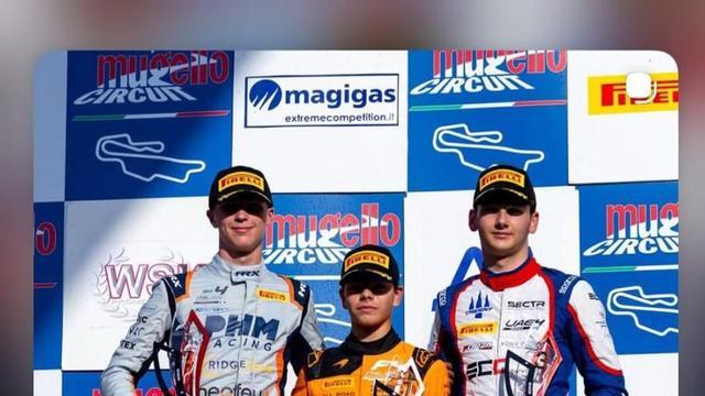 Costoya en el podio de los «rookies» del circuito de Mugello. | FIRMA DE FOTO
