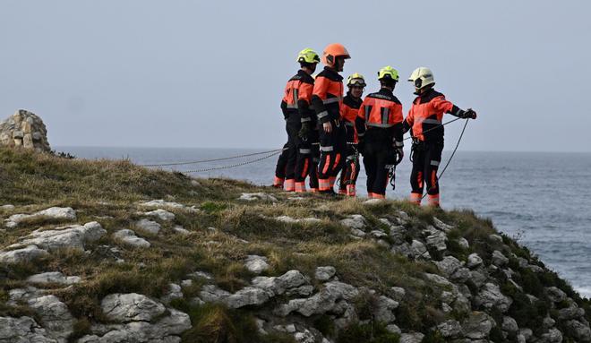 En imágenes | Varios muertos tras colapsar una pasarela en una playa de Santander