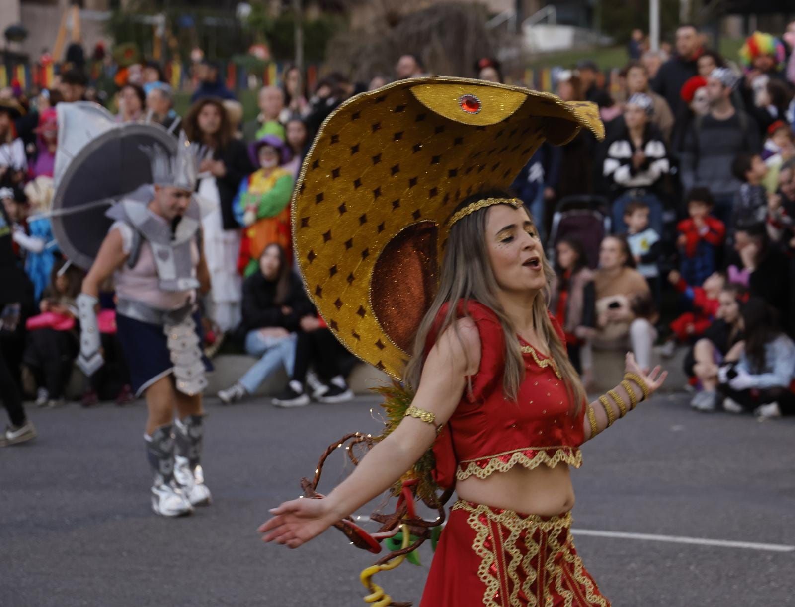 Máscaras, plumas y mucho brillo para disfrutar del fantástico mundo del entroido