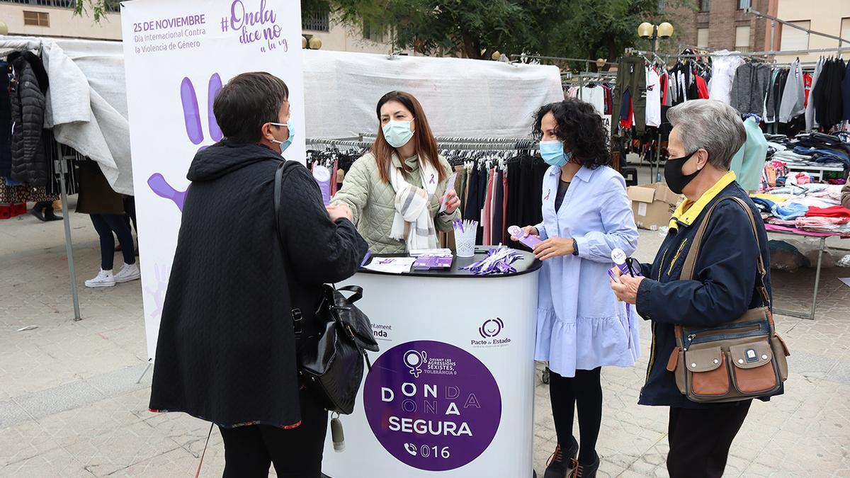 El Ayuntamiento de Onda ha repartido lazos morados.