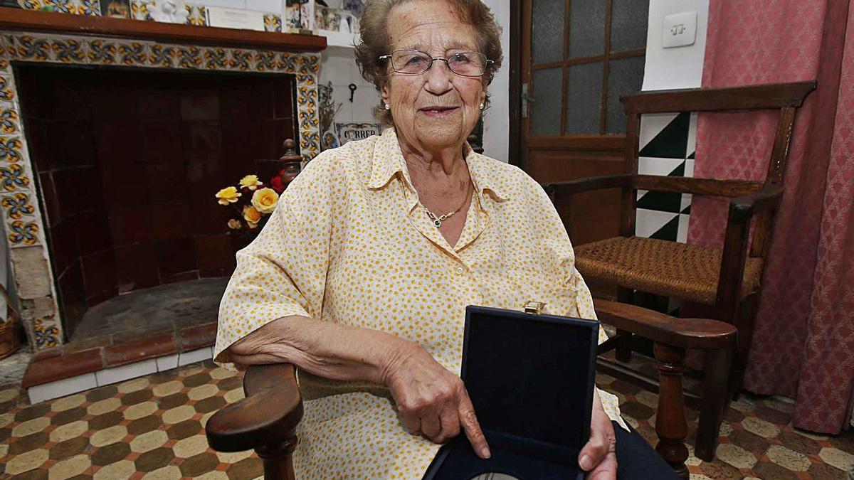 Didín Puig, en su hogar, tras recibir el reconocimiento cultural del Consell en 2017. | VICENT M. PASTOR