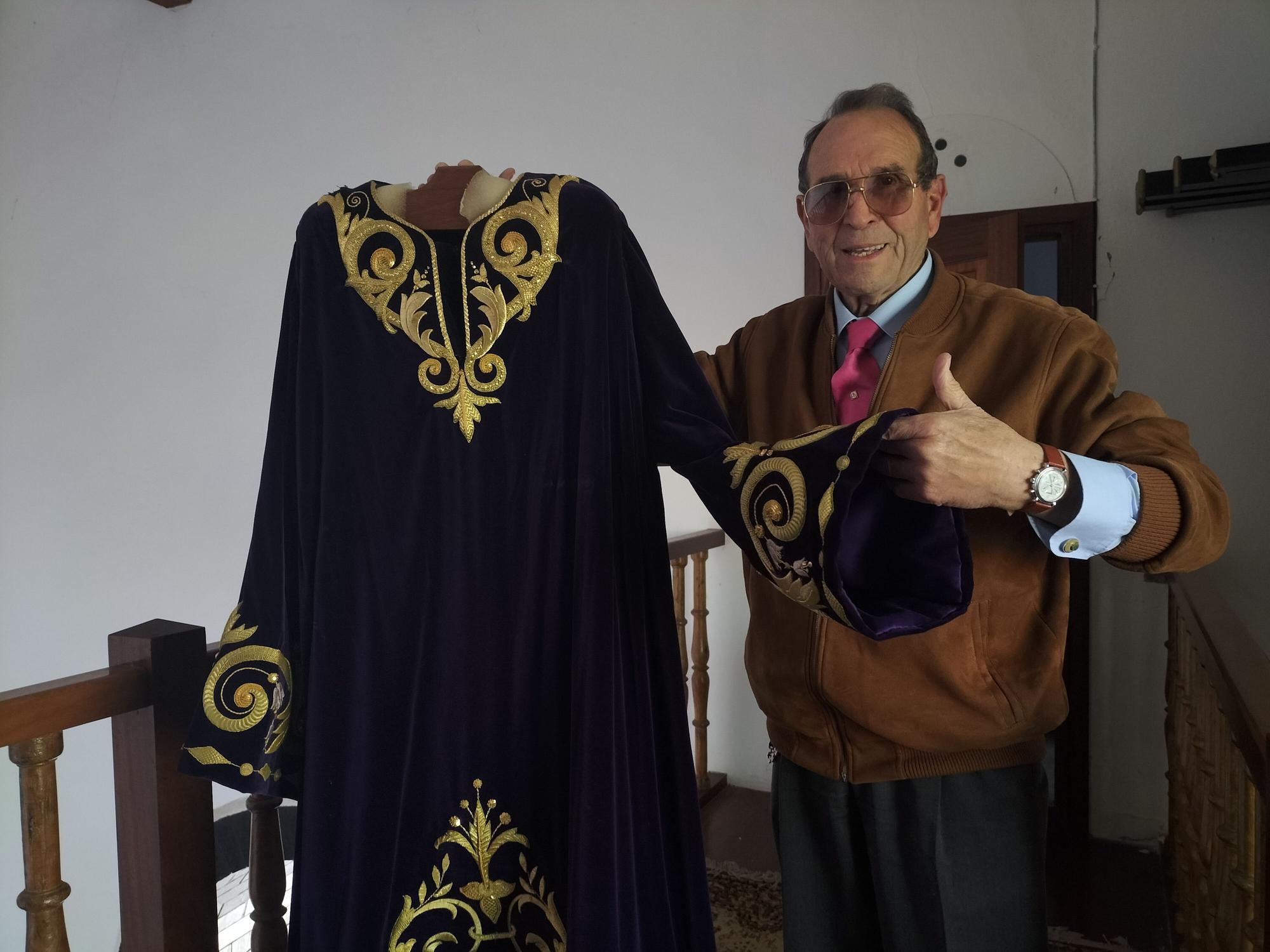 Estos son los preparativos de la Semana Santa de Luarca: limpieza de tronos, preparación de túnicas y cambios de atuendo para el Nazareno, San Juan y la Verónica