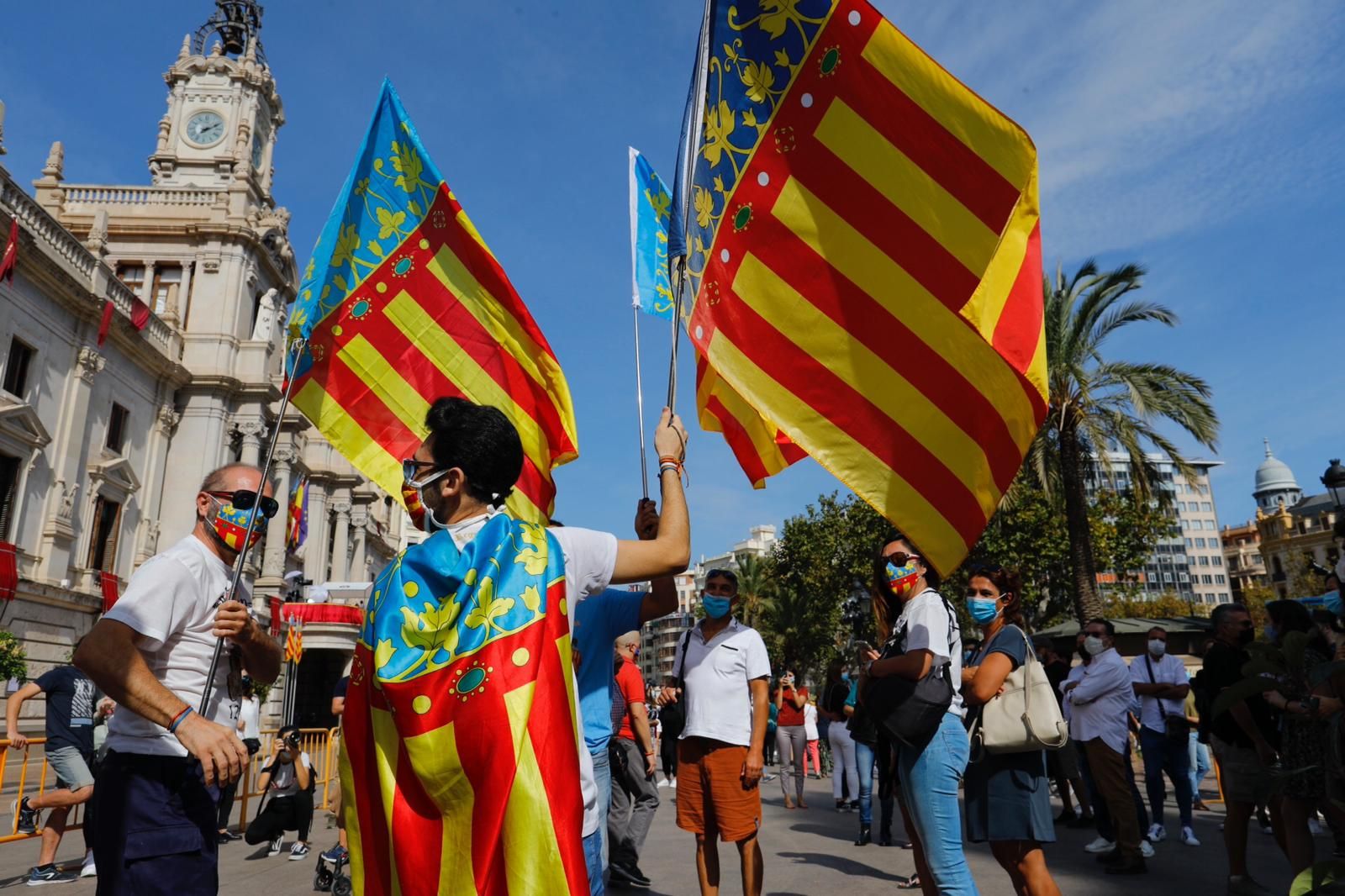 Adelantan la mascletà del 9 d'Octubre ante la aglomeración de gente en la plaza del Ayuntamiento