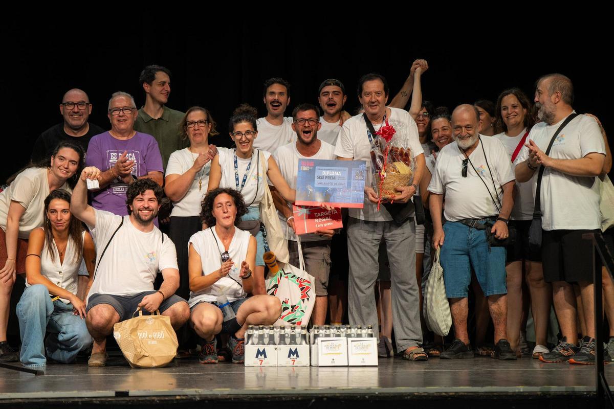 Entrega de premios del concurso de calles decoradas de la Festa Major de Sants, en la que las diferentes comisiones de las calles participantes reciben sus reconocimientos