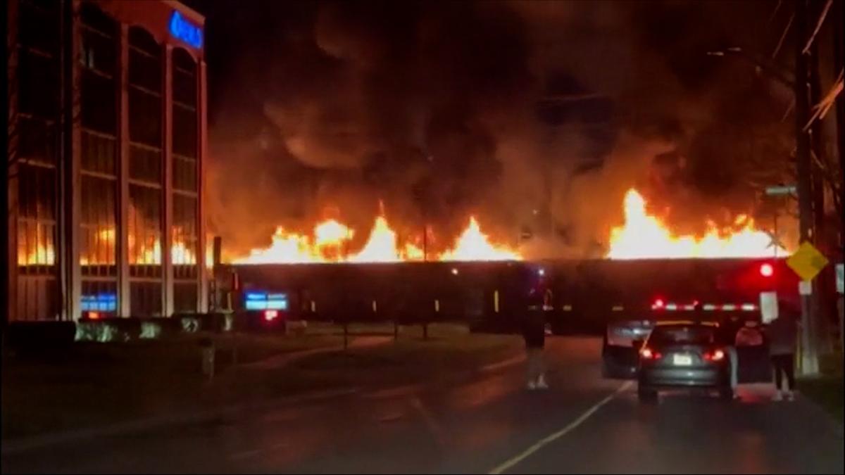 Espectaculares imágenes de un tren en llamas recorriendo Ontario, Canadá