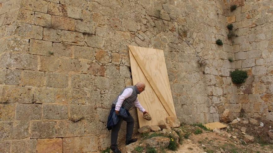 El portavoz de Cs critica que el hueco de uno de los flancos está tapado con un travesaño.