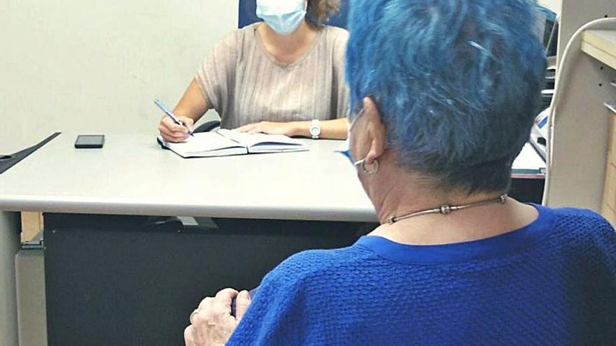 33 Atención a una paciente durante la pandemia por parte de la trabajadora social de ADPLA. | SERVICIO ESPECIAL
